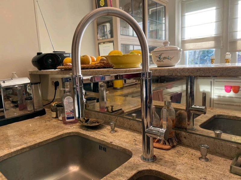 Pose d'un mitigeur Jacob Delafon dans une cuisine de villa à Mougins dans les Alpes Maritimes