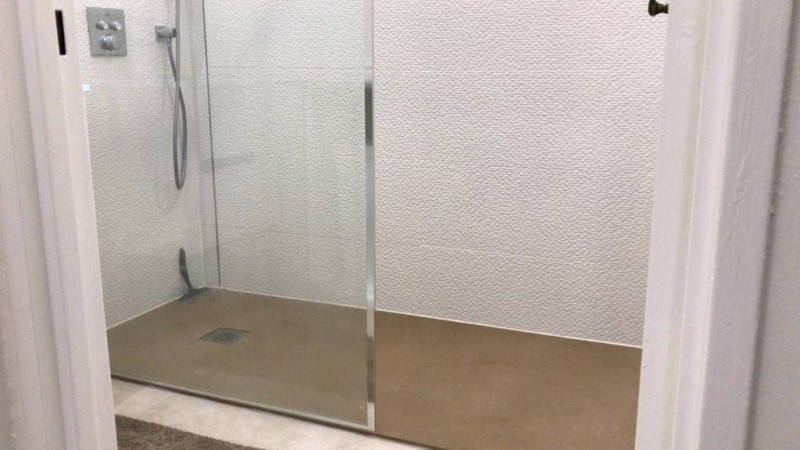 Réalisation d'un douche à l'italienne avec mitigeur thermostatique Grohe et douche de tête dans un appartement à Cannes